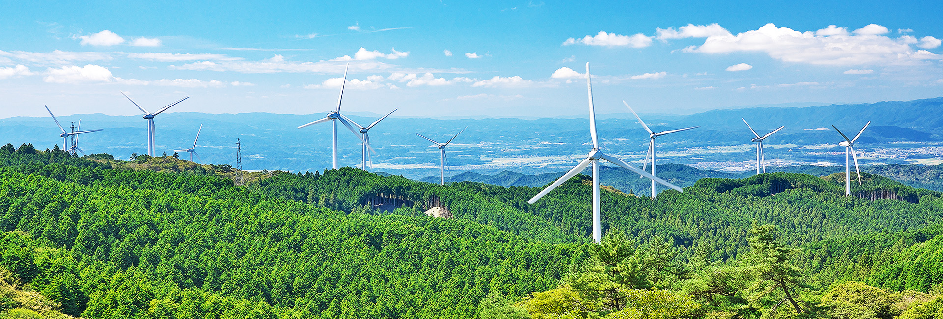 山間部に立つ風車。アチハの風力発電事業イメージ